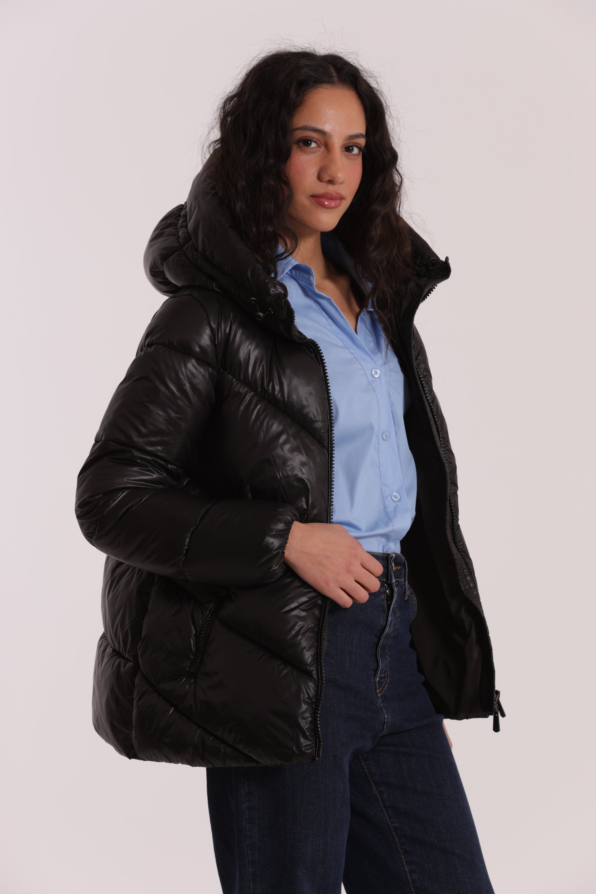 PIUMINO CORTO CON CAPPUCCIO TRAMA GEOMETRICA