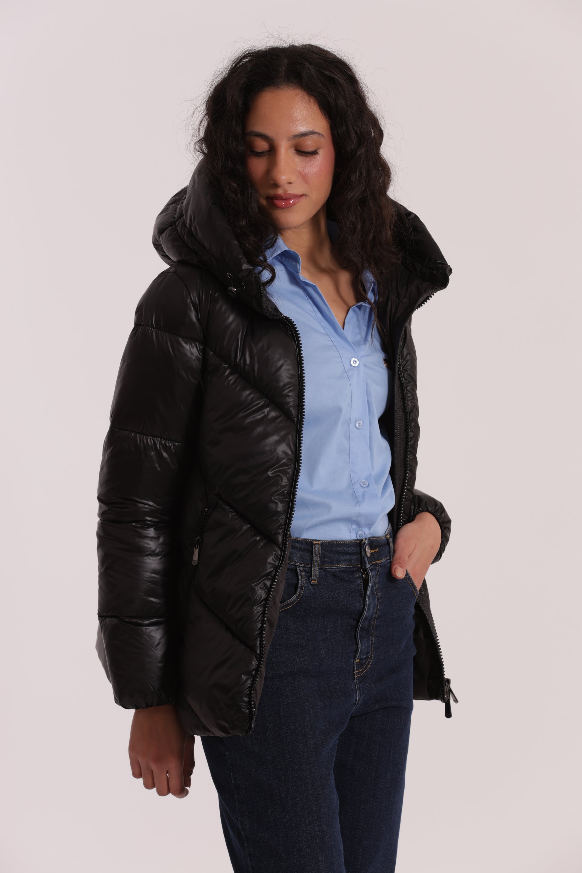 PIUMINO CORTO CON CAPPUCCIO TRAMA GEOMETRICA