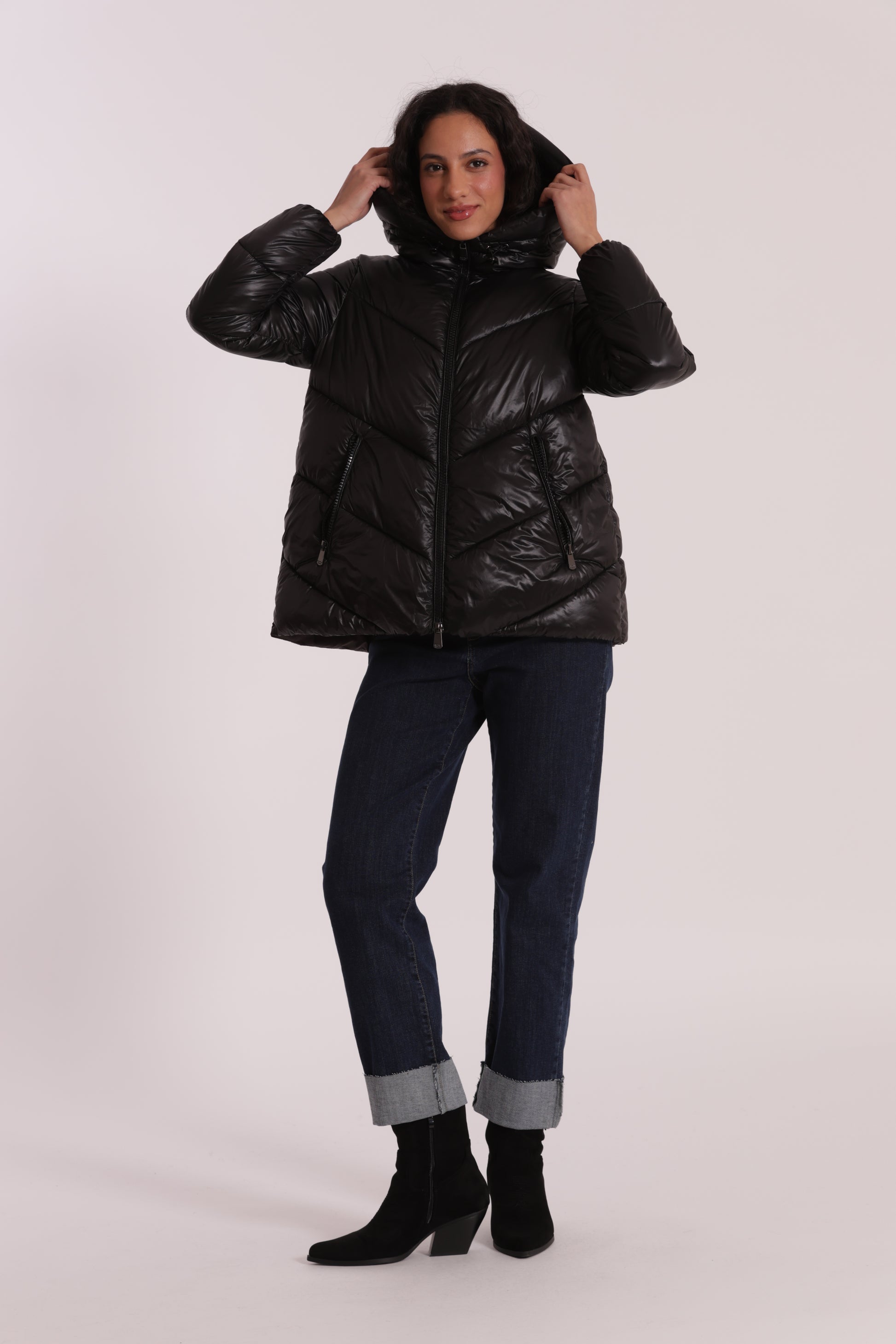 PIUMINO CORTO CON CAPPUCCIO TRAMA GEOMETRICA