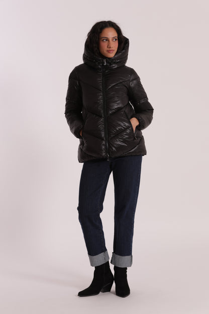 PIUMINO CORTO CON CAPPUCCIO TRAMA GEOMETRICA