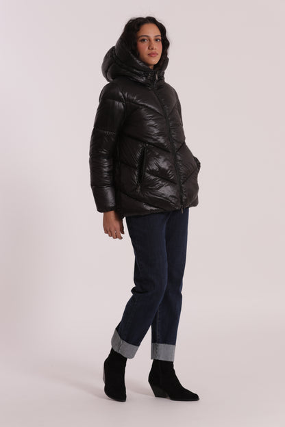 PIUMINO CORTO CON CAPPUCCIO TRAMA GEOMETRICA