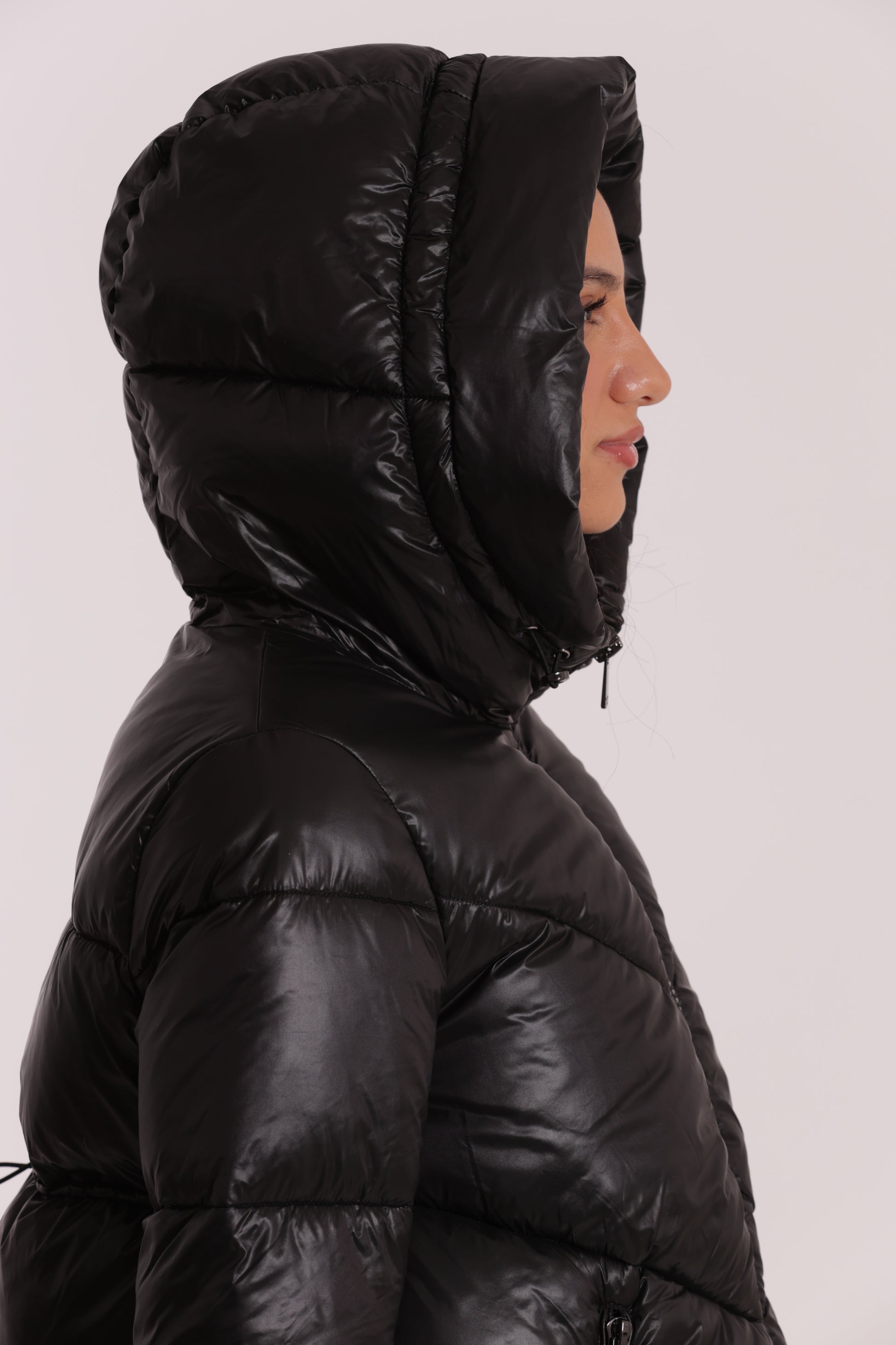 PIUMINO CORTO CON CAPPUCCIO TRAMA GEOMETRICA