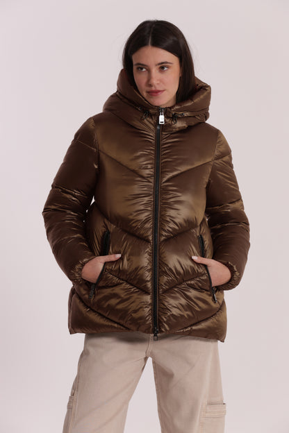 PIUMINO CORTO CON CAPPUCCIO TRAMA GEOMETRICA