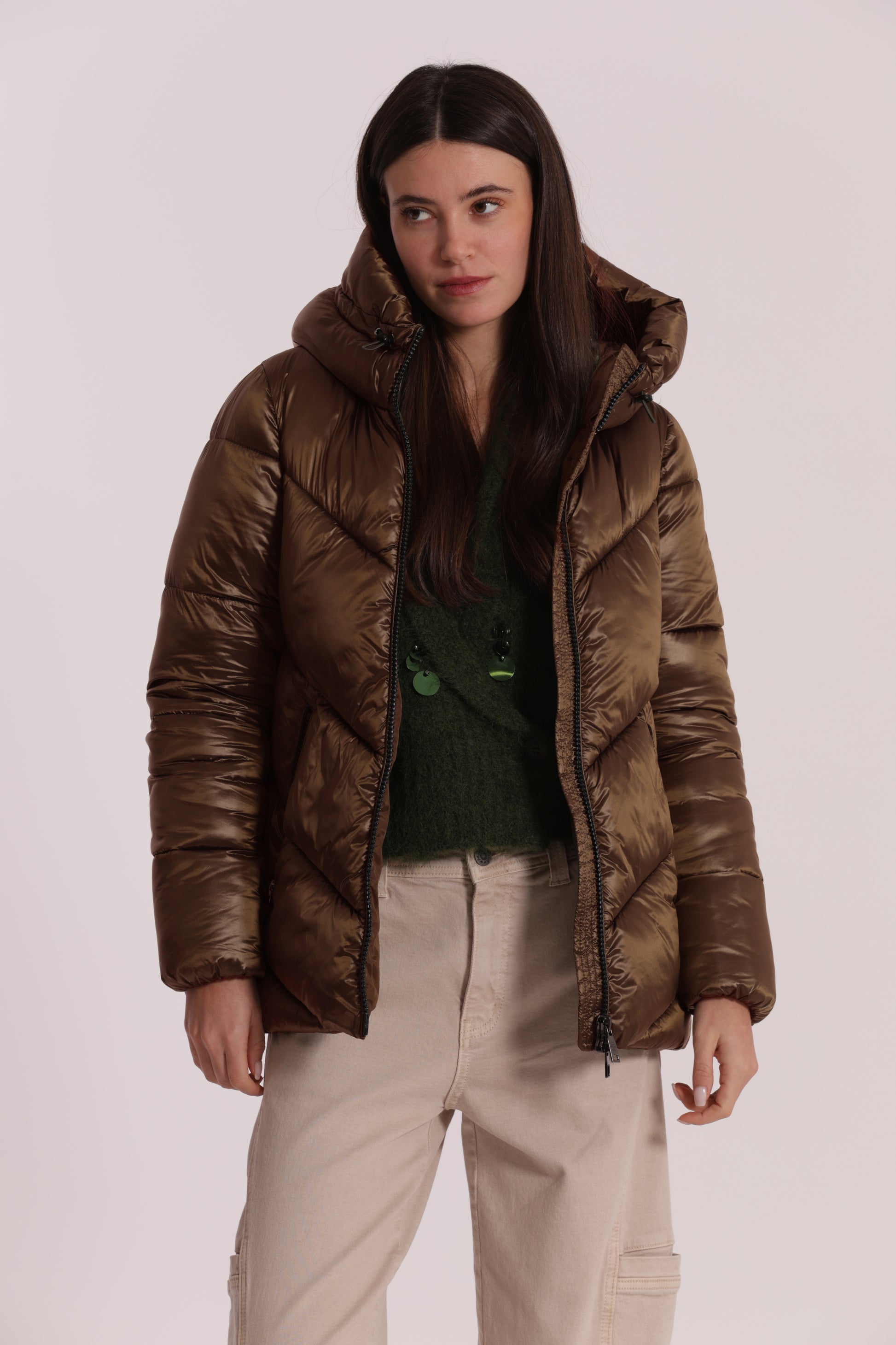 PIUMINO CORTO CON CAPPUCCIO TRAMA GEOMETRICA