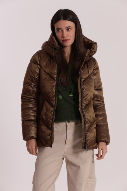 PIUMINO CORTO CON CAPPUCCIO TRAMA GEOMETRICA