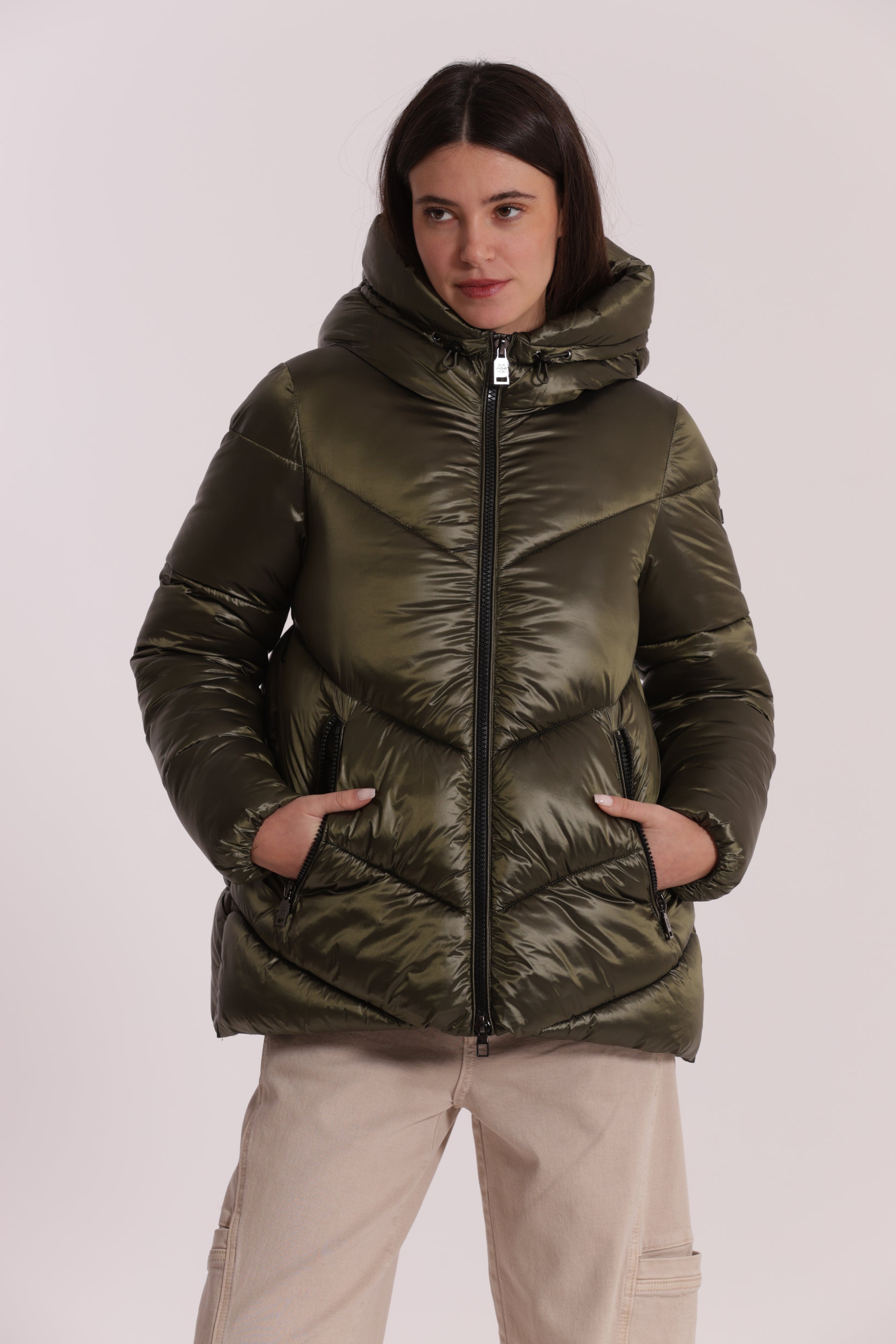 PIUMINO CORTO CON CAPPUCCIO TRAMA GEOMETRICA