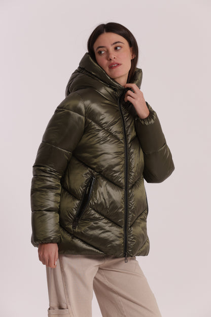 PIUMINO CORTO CON CAPPUCCIO TRAMA GEOMETRICA