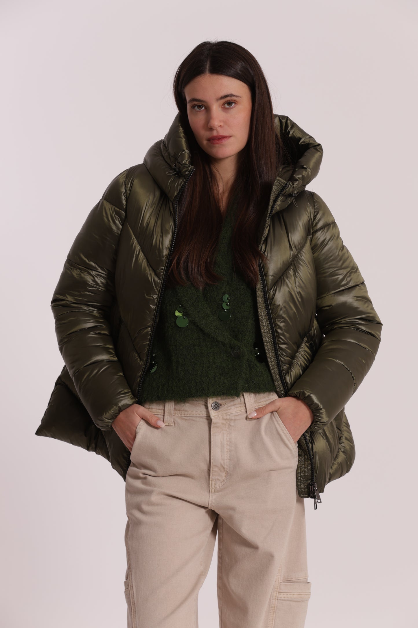 PIUMINO CORTO CON CAPPUCCIO TRAMA GEOMETRICA