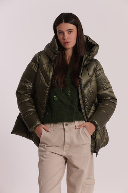 PIUMINO CORTO CON CAPPUCCIO TRAMA GEOMETRICA