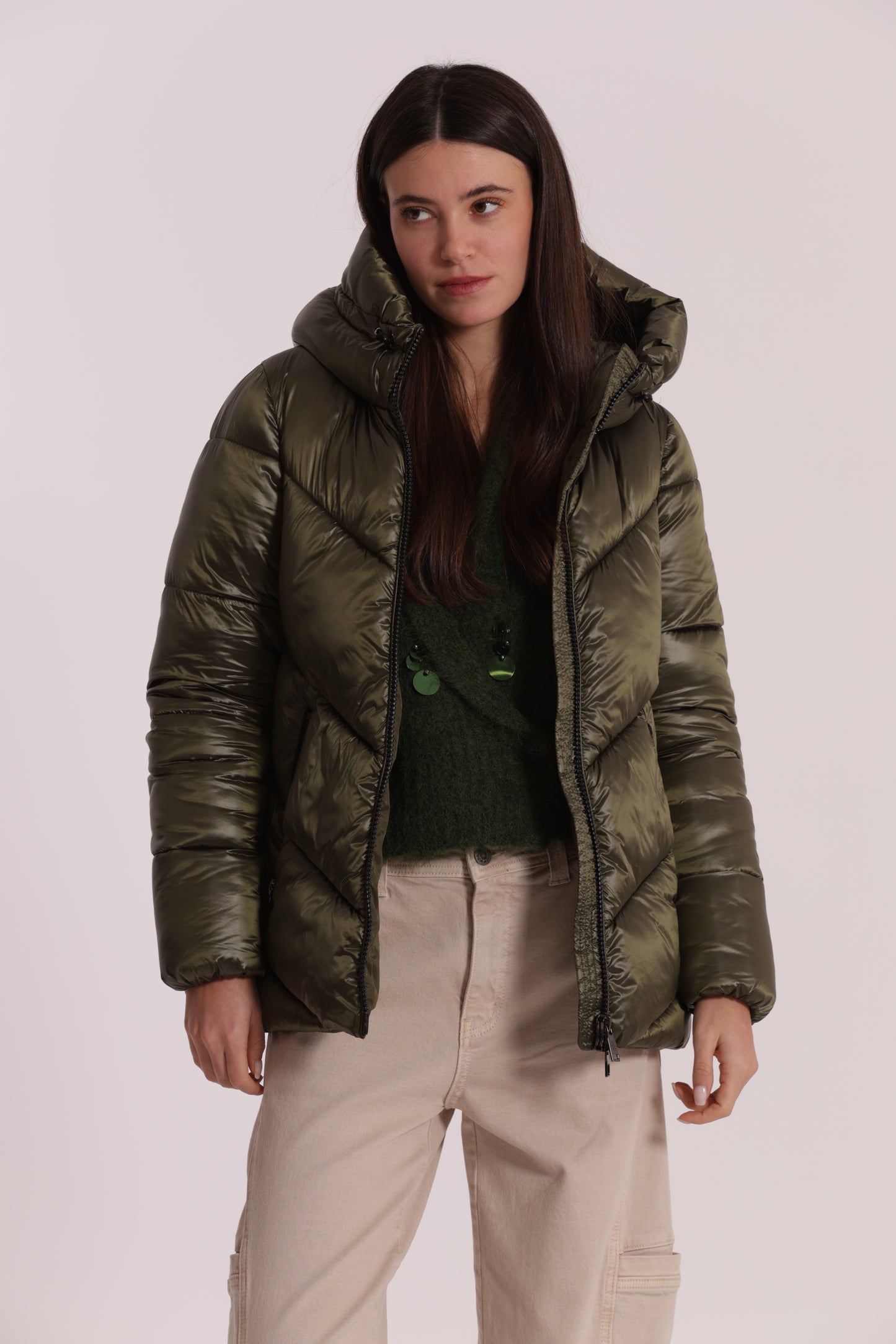 PIUMINO CORTO CON CAPPUCCIO TRAMA GEOMETRICA