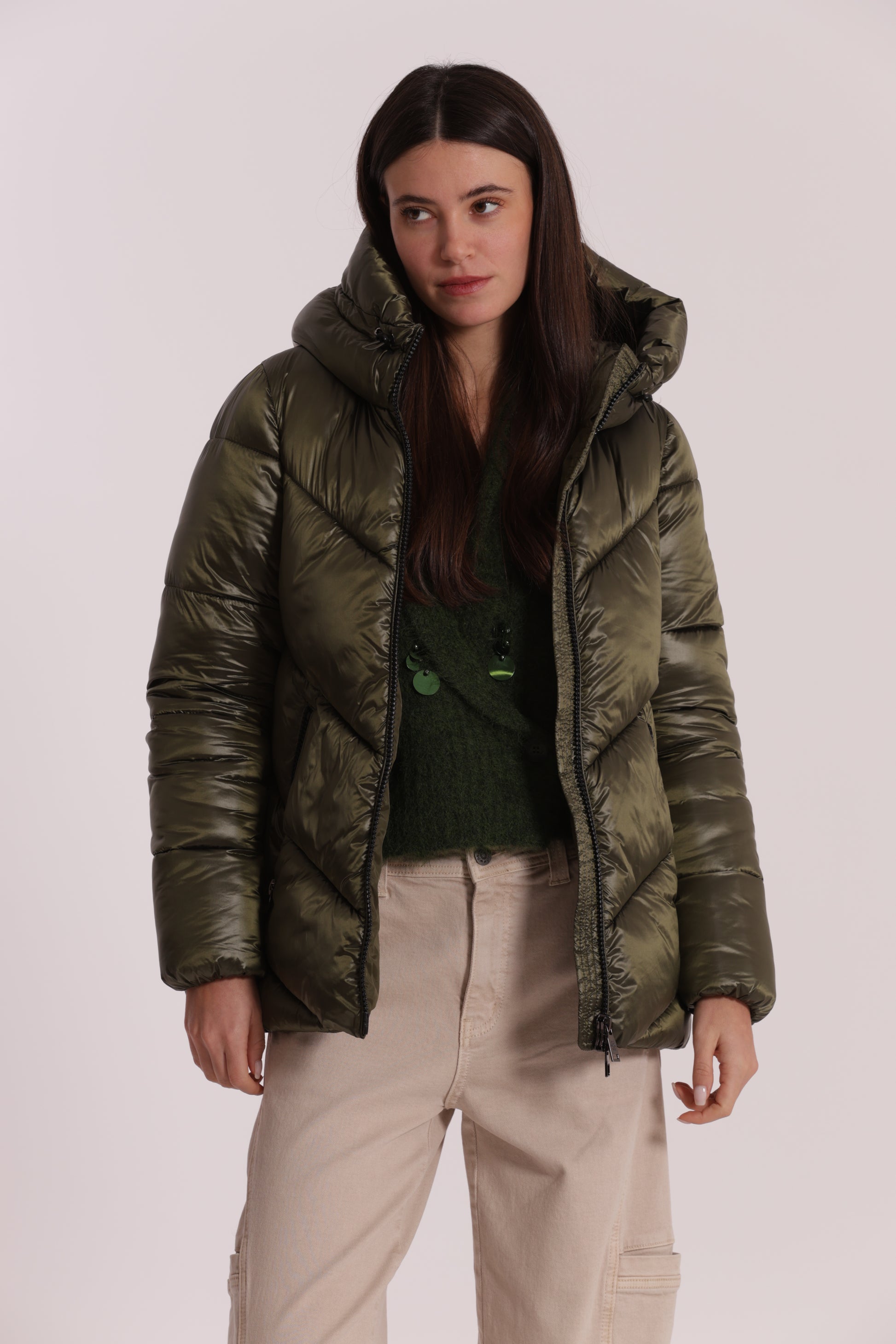 PIUMINO CORTO CON CAPPUCCIO TRAMA GEOMETRICA