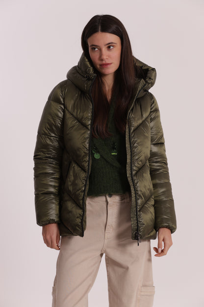 PIUMINO CORTO CON CAPPUCCIO TRAMA GEOMETRICA