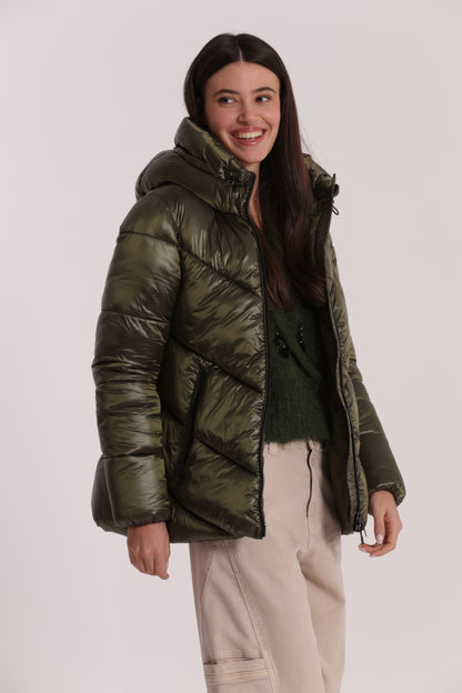 PIUMINO CORTO CON CAPPUCCIO TRAMA GEOMETRICA