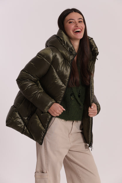 PIUMINO CORTO CON CAPPUCCIO TRAMA GEOMETRICA