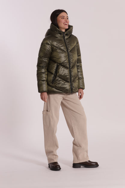 PIUMINO CORTO CON CAPPUCCIO TRAMA GEOMETRICA