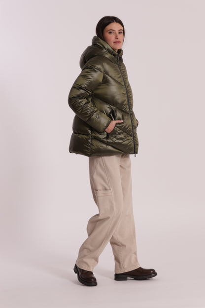 PIUMINO CORTO CON CAPPUCCIO TRAMA GEOMETRICA