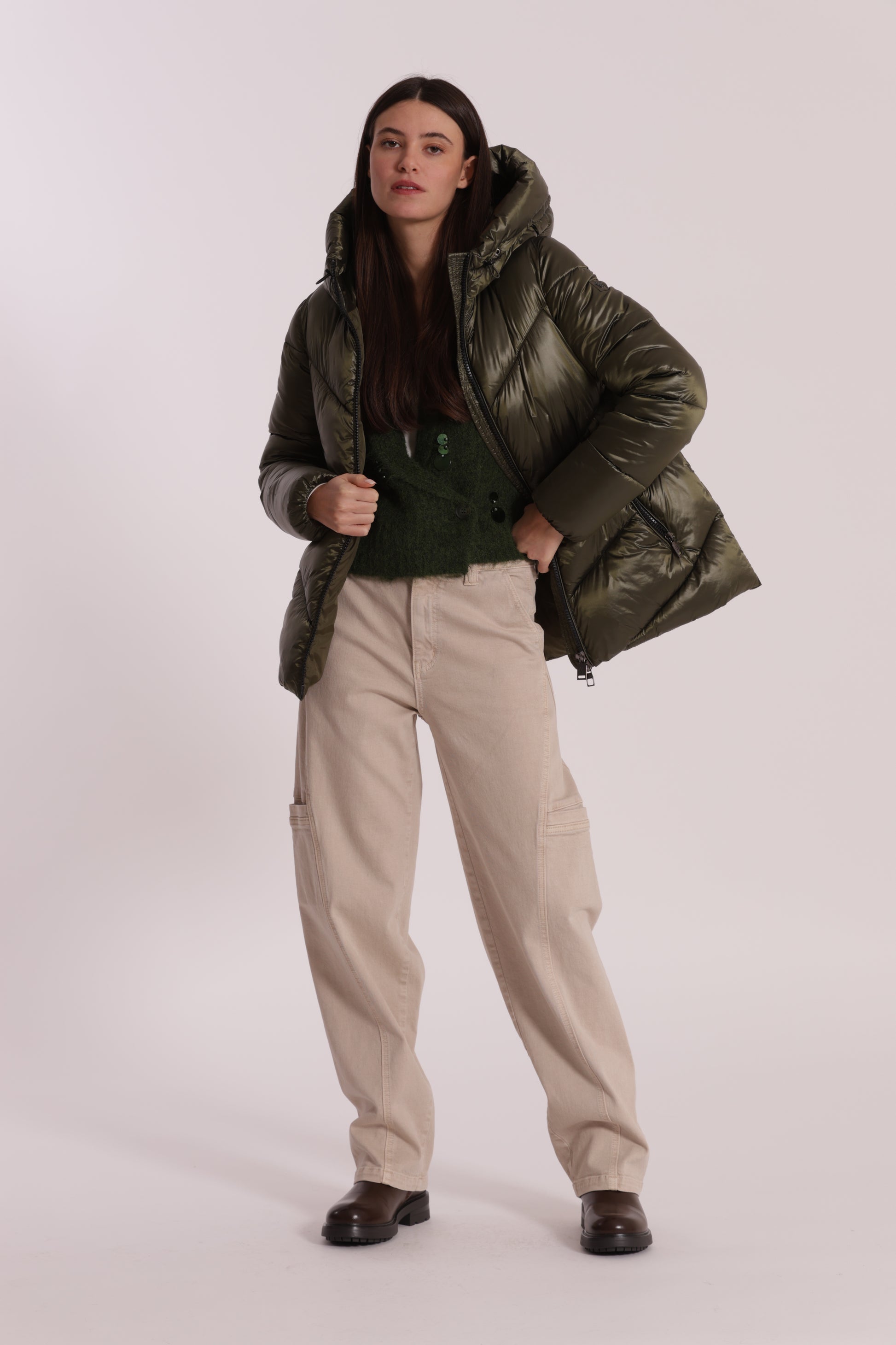 PIUMINO CORTO CON CAPPUCCIO TRAMA GEOMETRICA