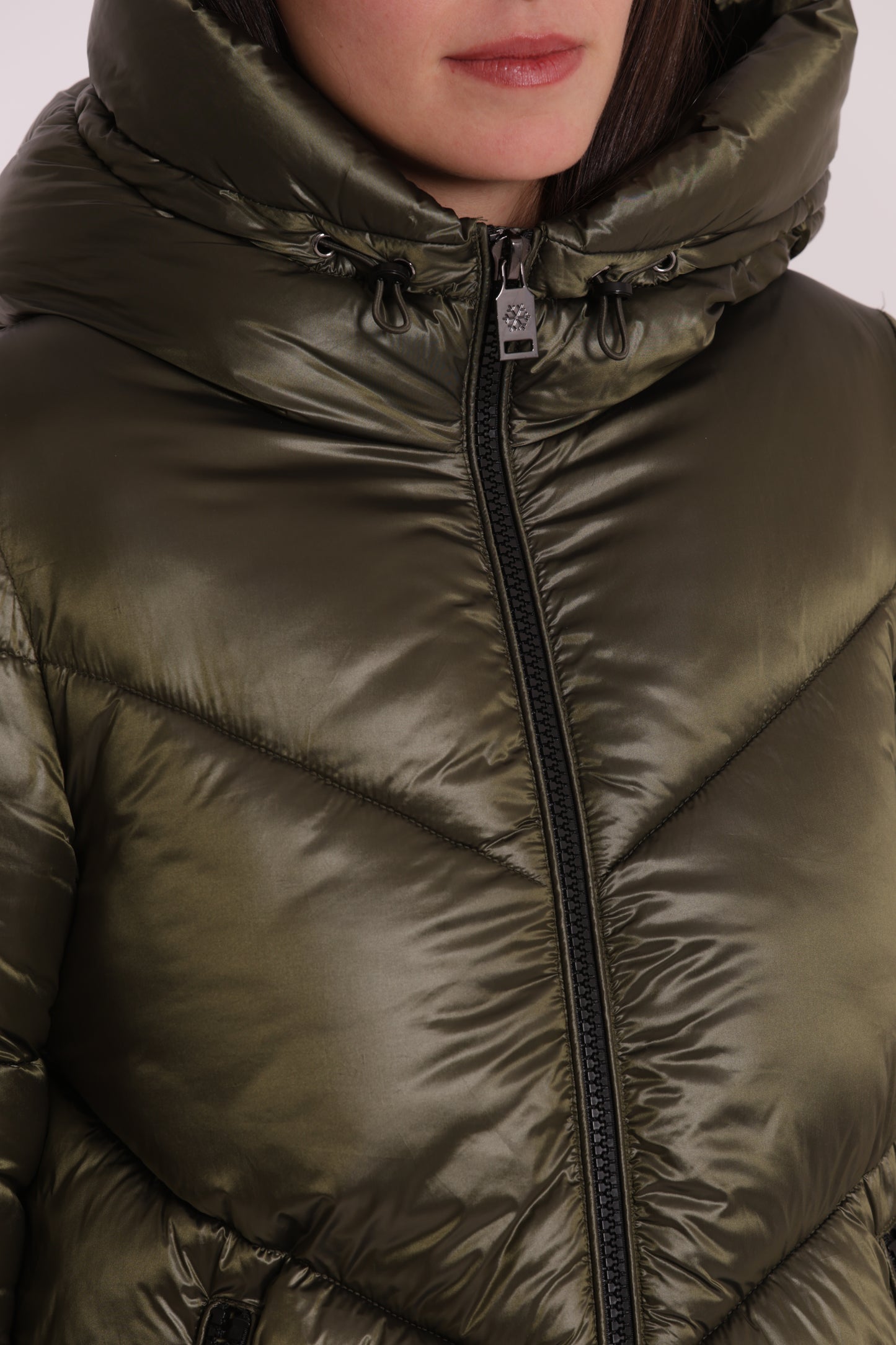 PIUMINO CORTO CON CAPPUCCIO TRAMA GEOMETRICA