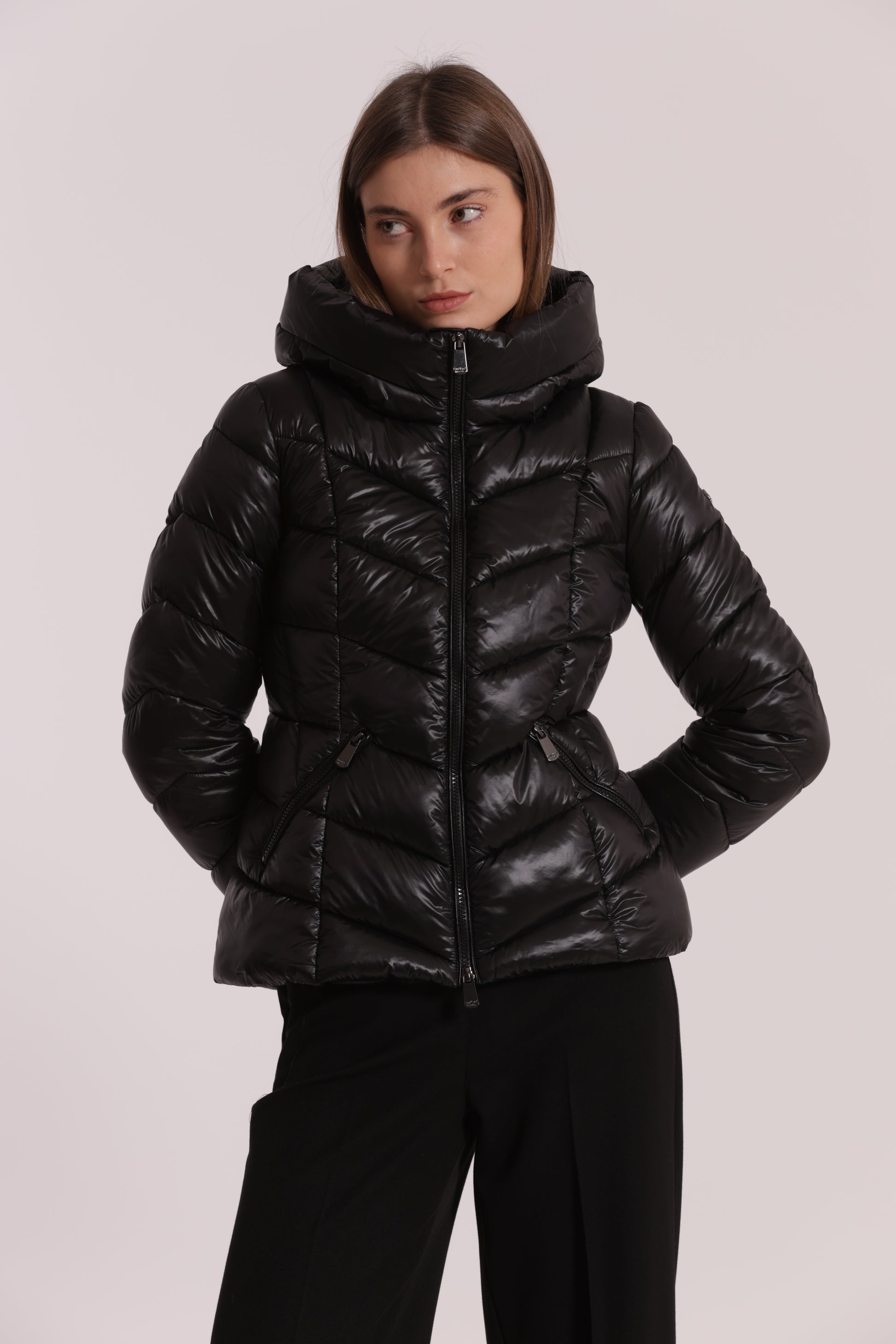 PIUMINO CORTO CON MOTIVO A V