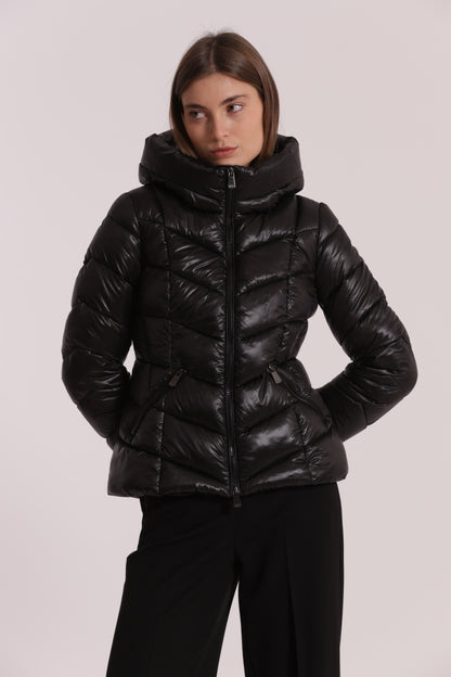 PIUMINO CORTO CON MOTIVO A V