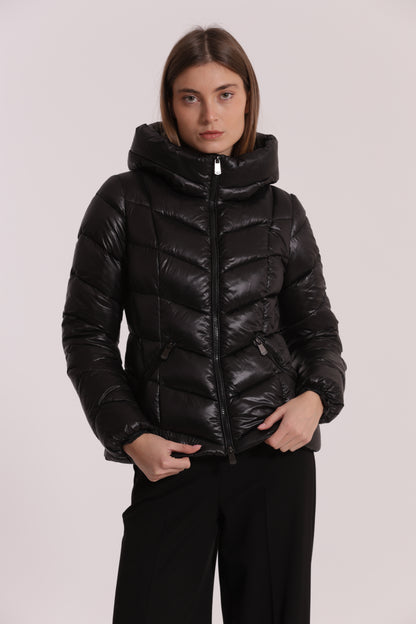 PIUMINO CORTO CON MOTIVO A V