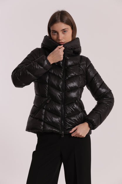 PIUMINO CORTO CON MOTIVO A V