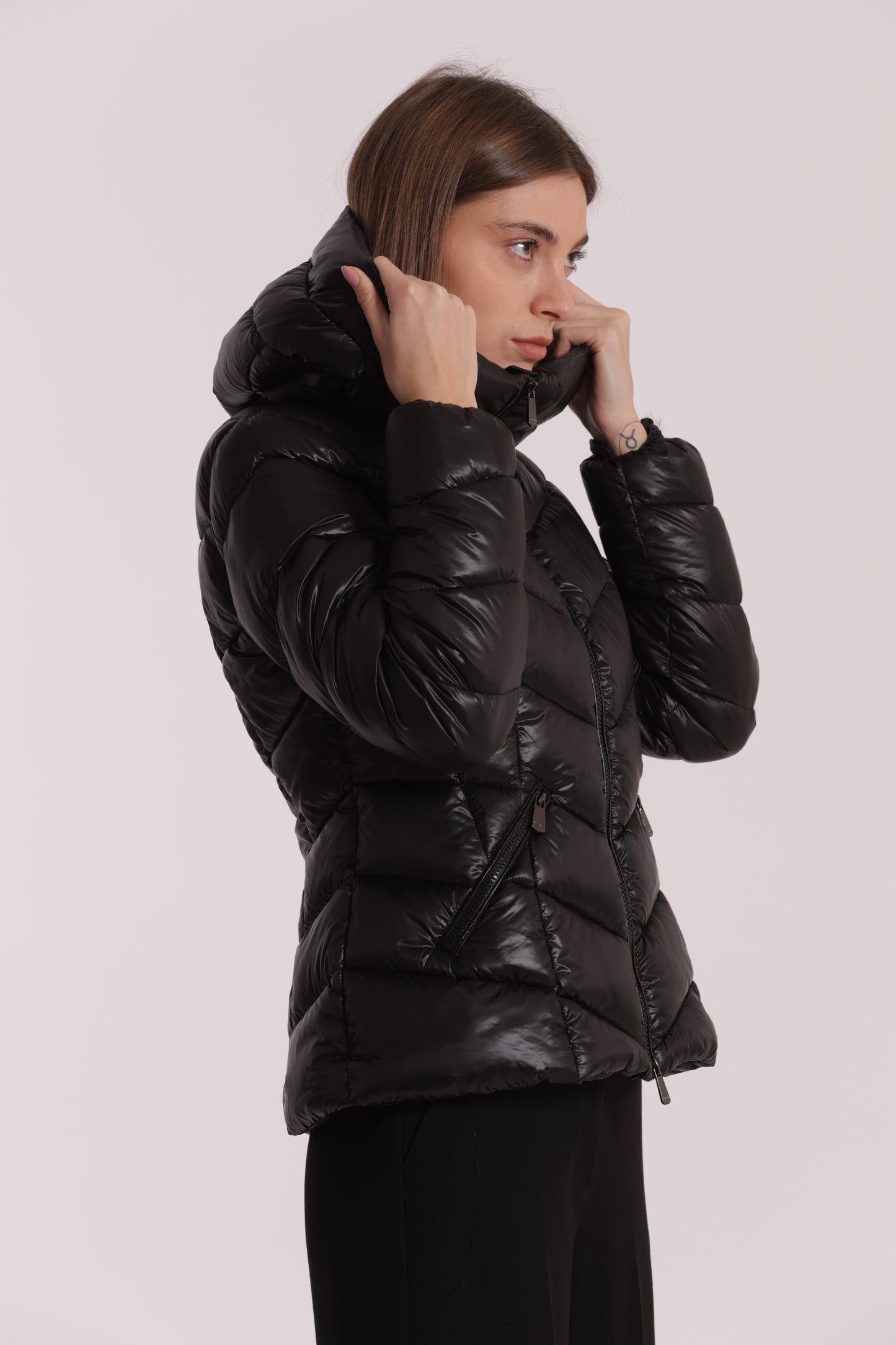 PIUMINO CORTO CON MOTIVO A V