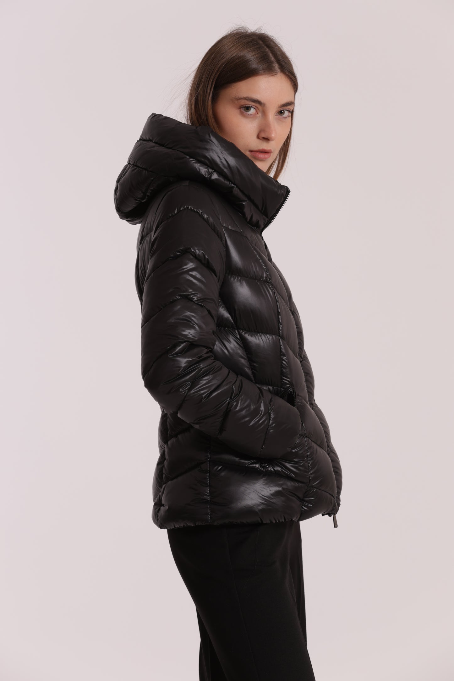 PIUMINO CORTO CON MOTIVO A V