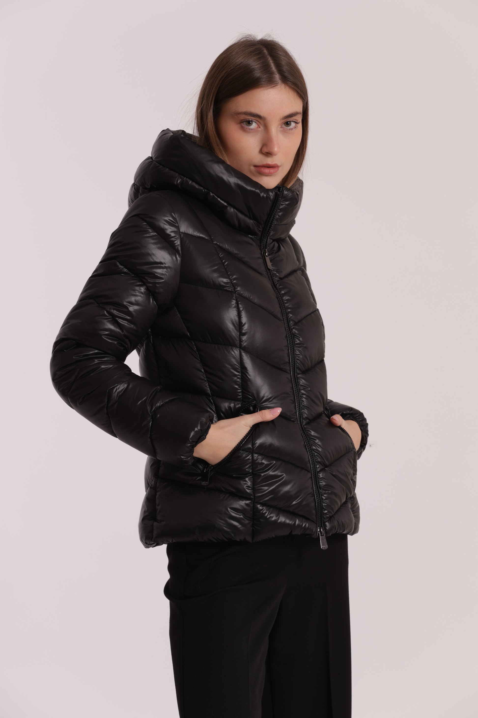 PIUMINO CORTO CON MOTIVO A V