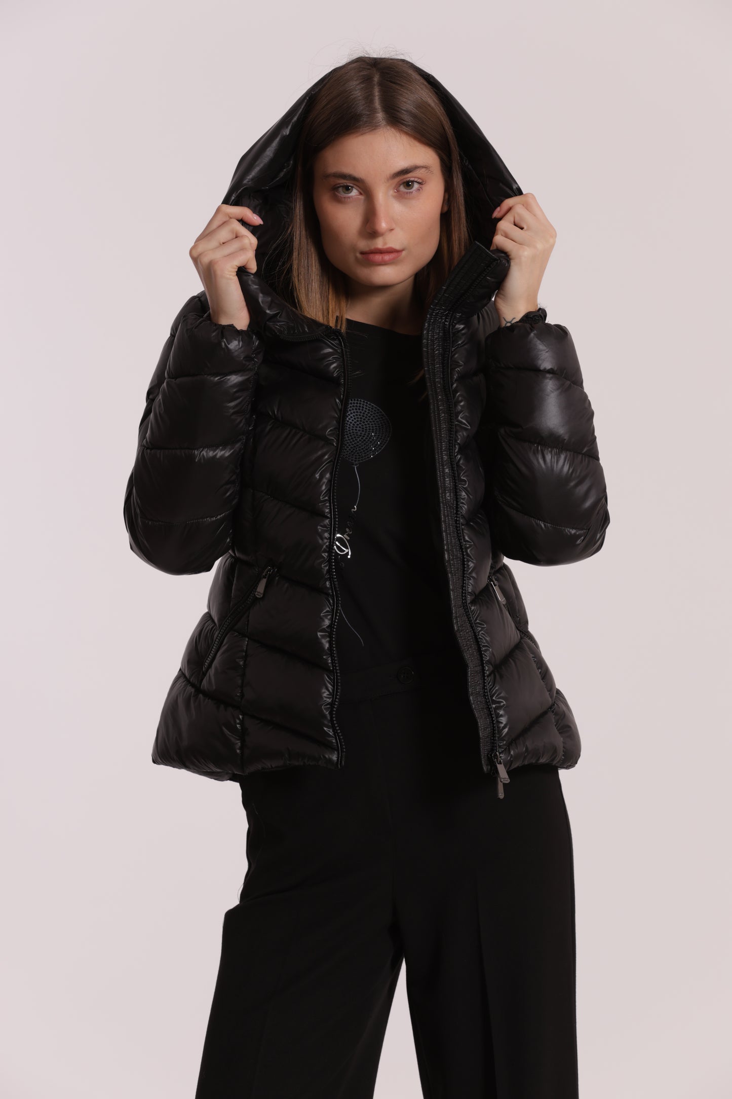 PIUMINO CORTO CON MOTIVO A V