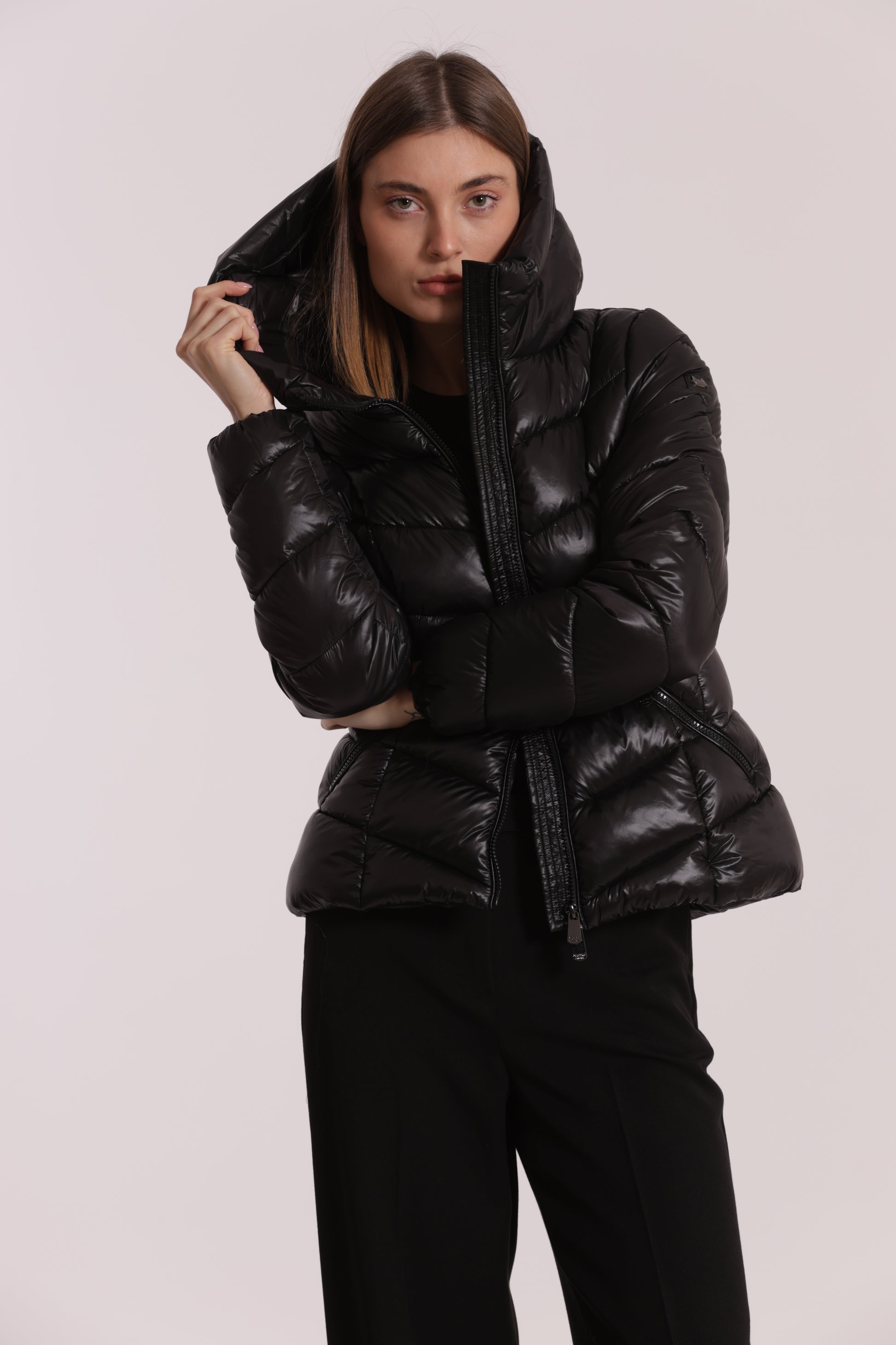 PIUMINO CORTO CON MOTIVO A V