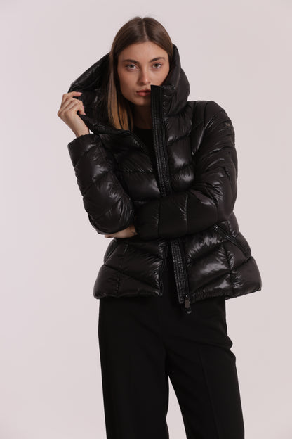 PIUMINO CORTO CON MOTIVO A V