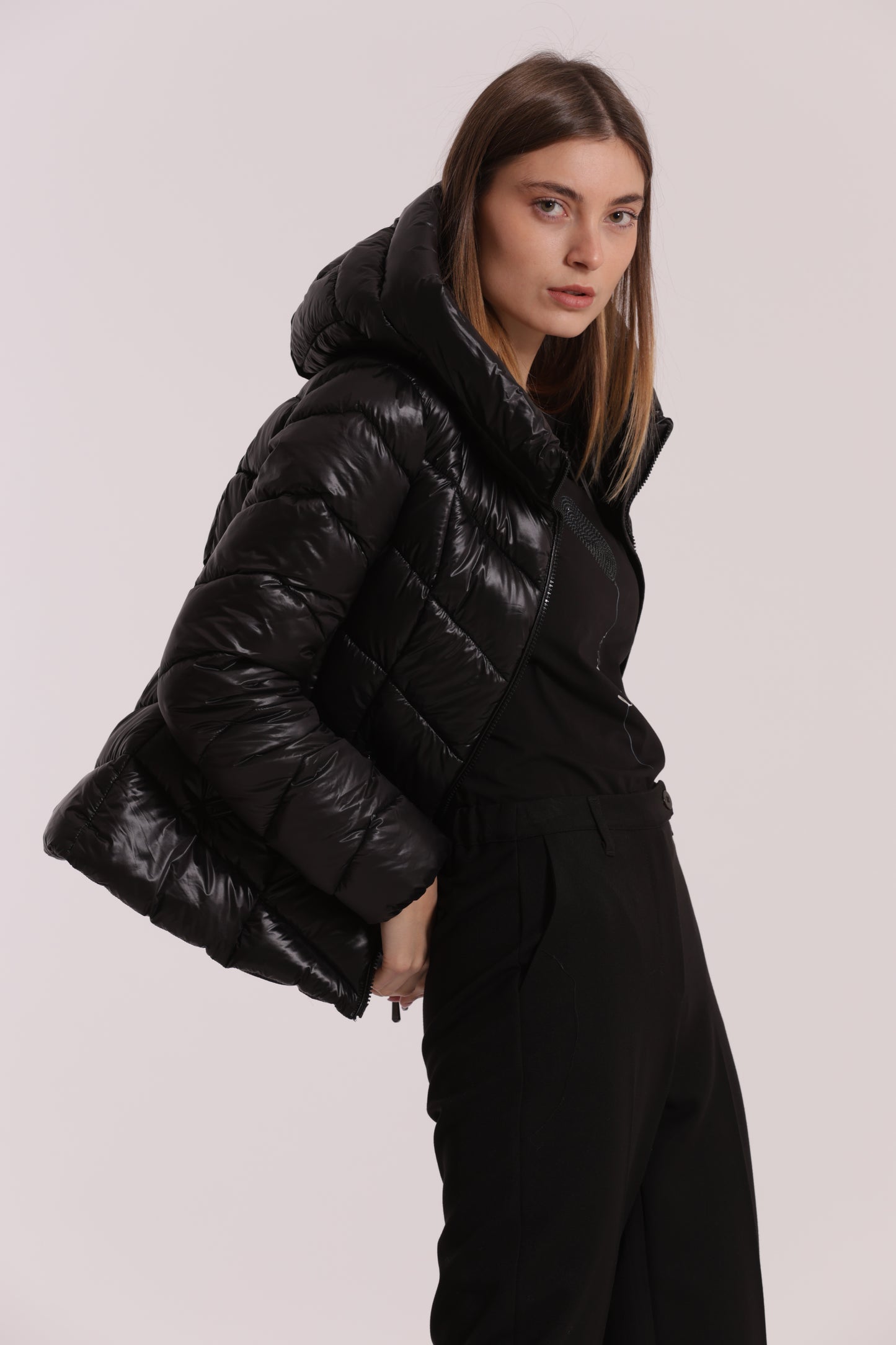 PIUMINO CORTO CON MOTIVO A V