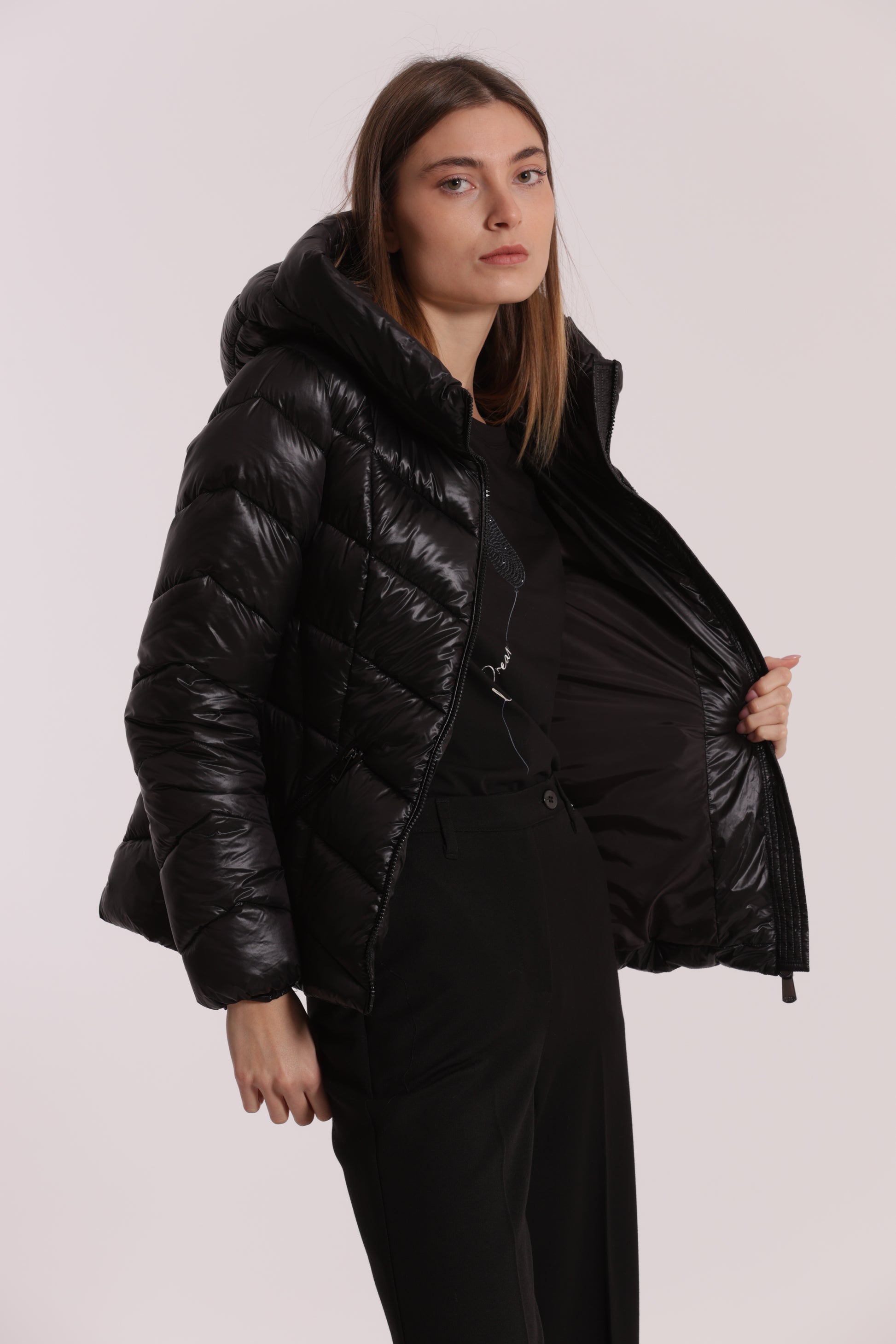 PIUMINO CORTO CON MOTIVO A V