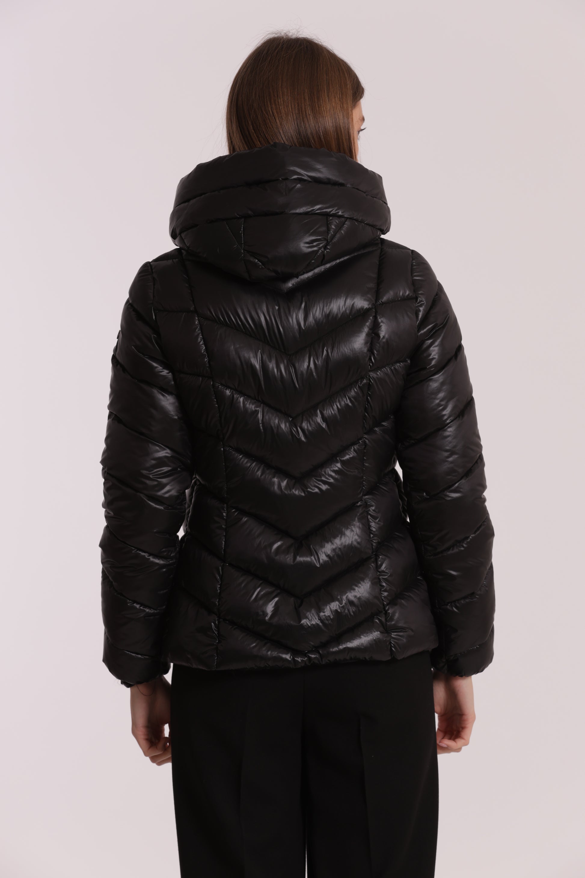 PIUMINO CORTO CON MOTIVO A V