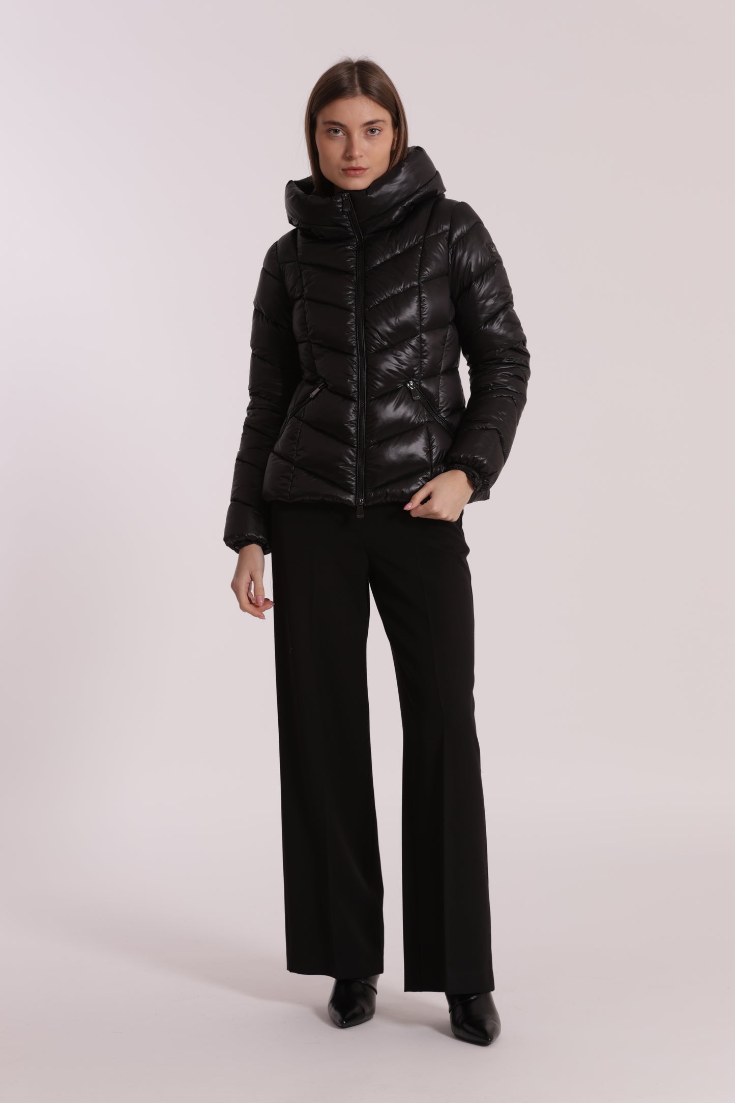 PIUMINO CORTO CON MOTIVO A V