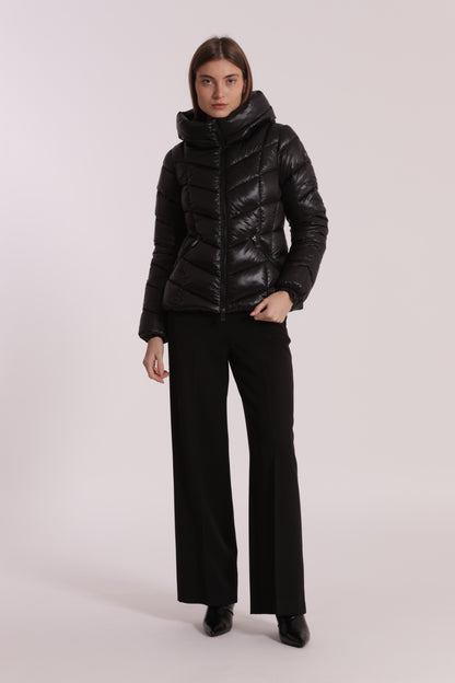 PIUMINO CORTO CON MOTIVO A V