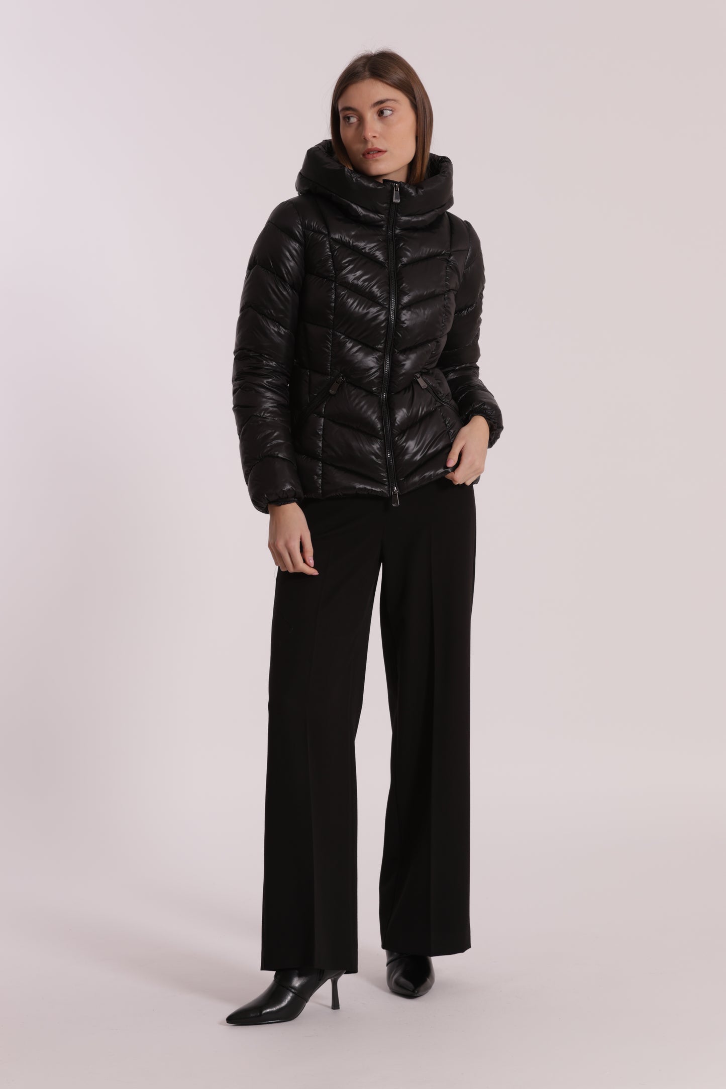 PIUMINO CORTO CON MOTIVO A V