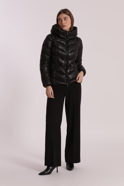 PIUMINO CORTO CON MOTIVO A V