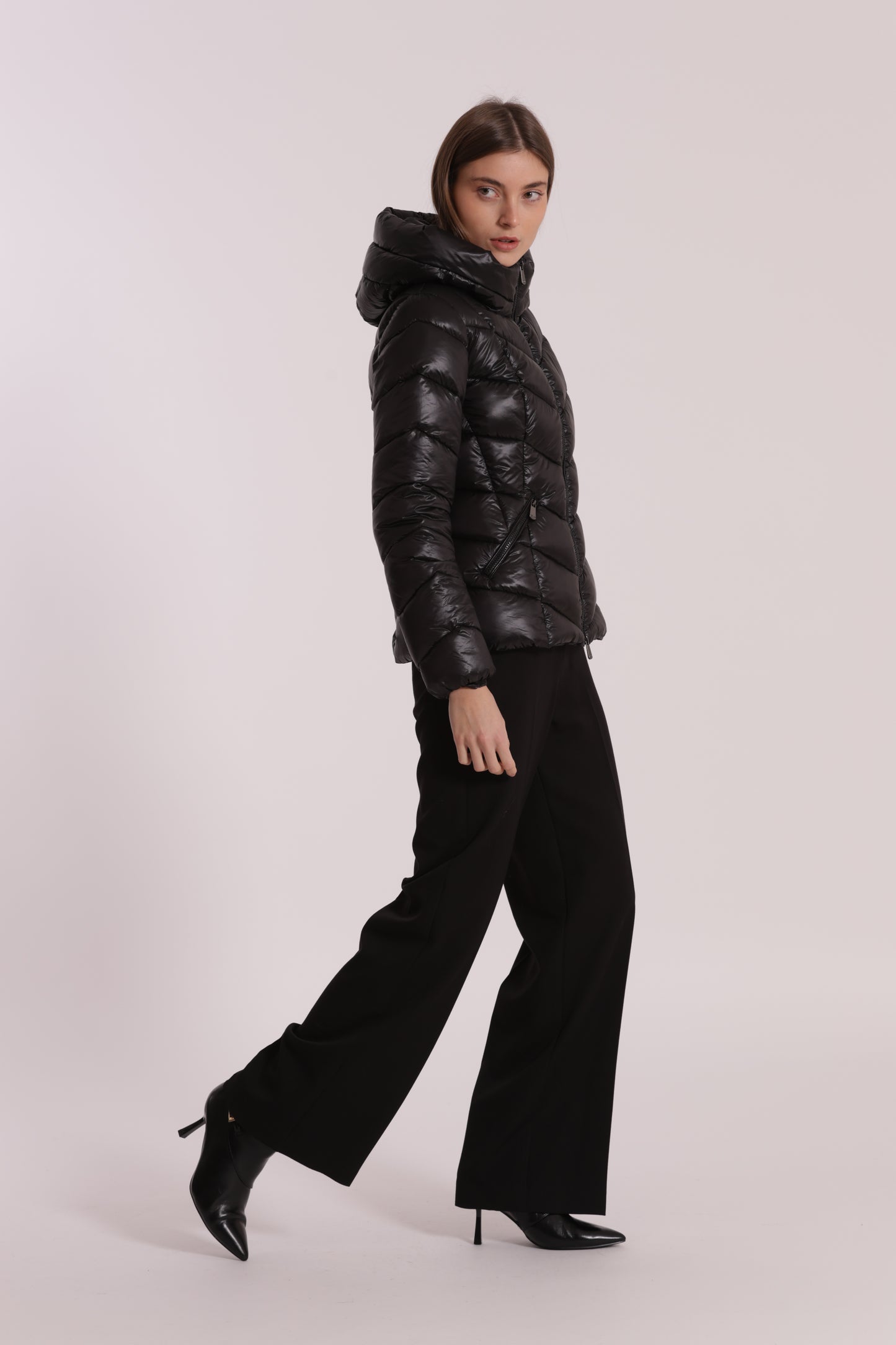 PIUMINO CORTO CON MOTIVO A V