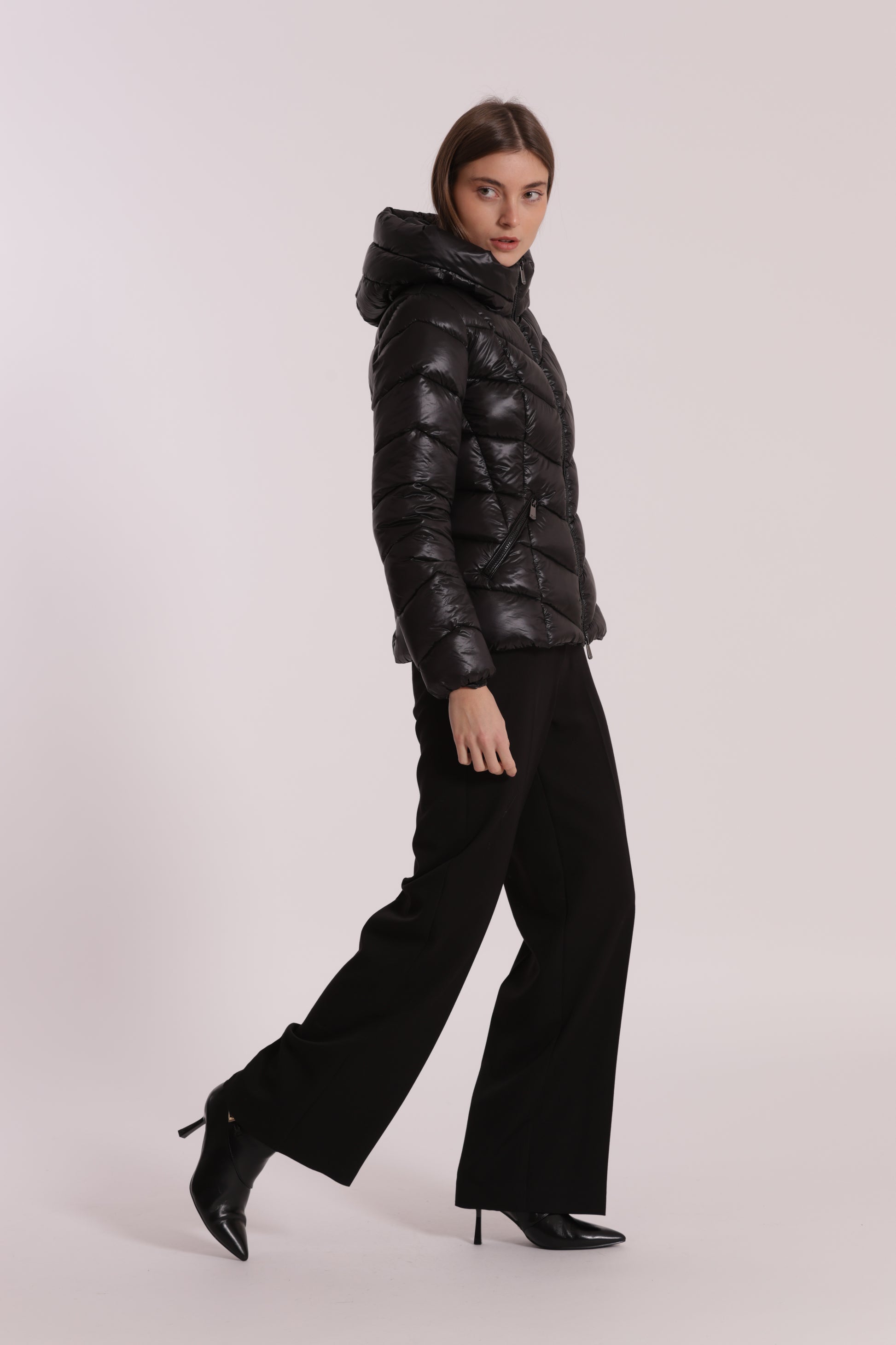 PIUMINO CORTO CON MOTIVO A V