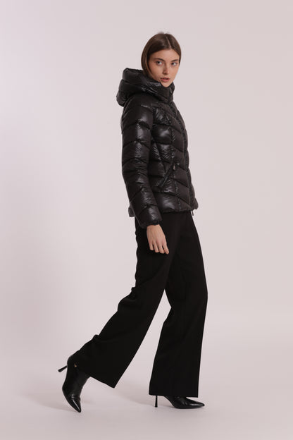 PIUMINO CORTO CON MOTIVO A V