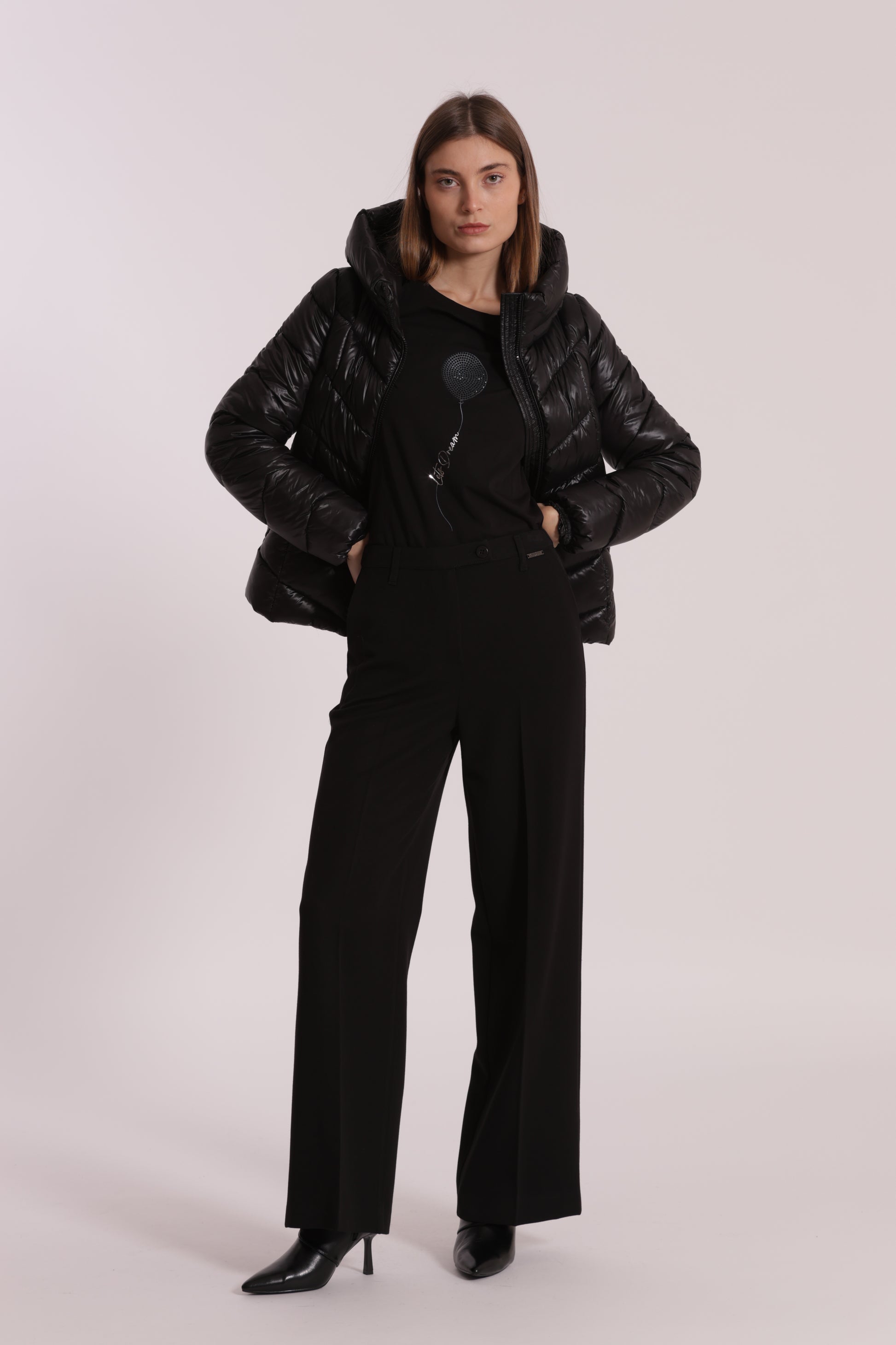 PIUMINO CORTO CON MOTIVO A V