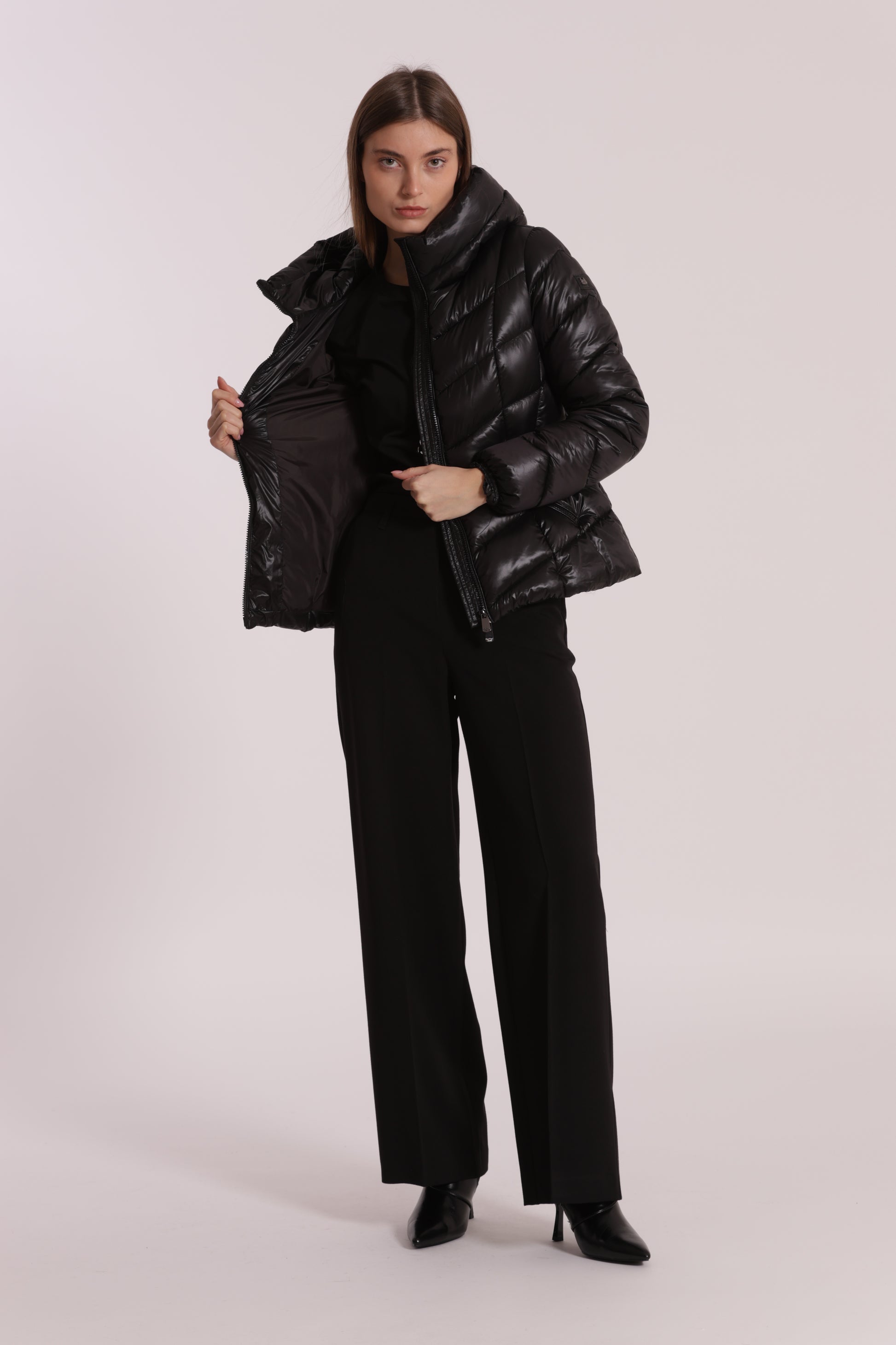 PIUMINO CORTO CON MOTIVO A V