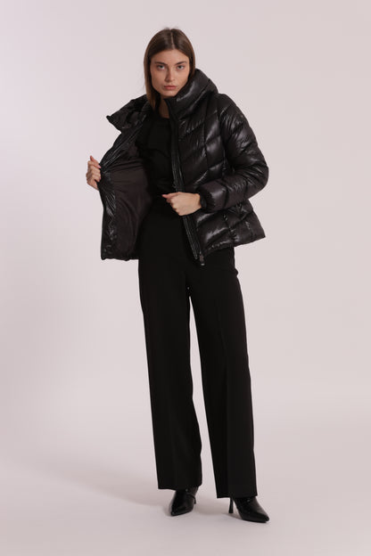 PIUMINO CORTO CON MOTIVO A V