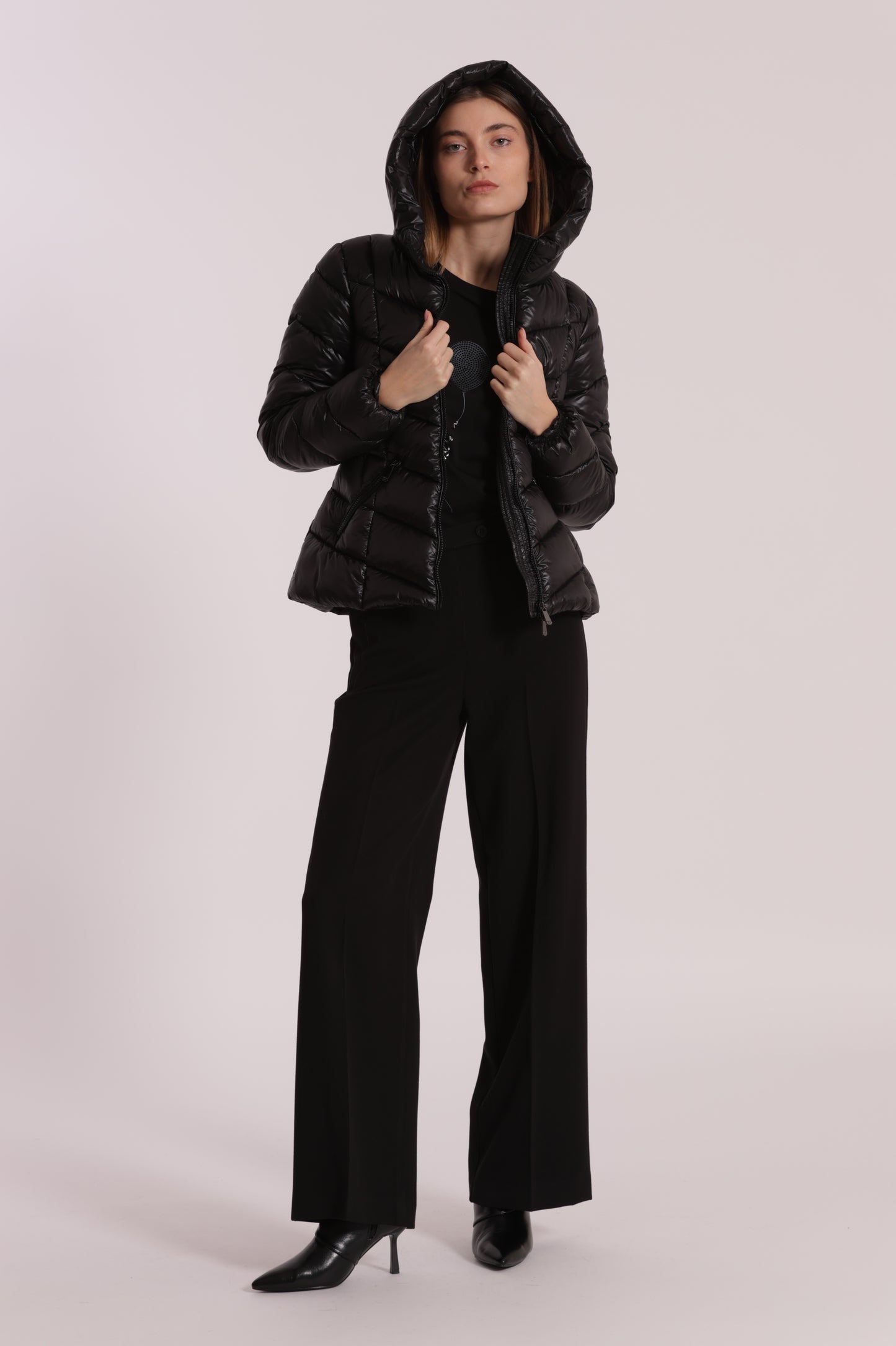 PIUMINO CORTO CON MOTIVO A V