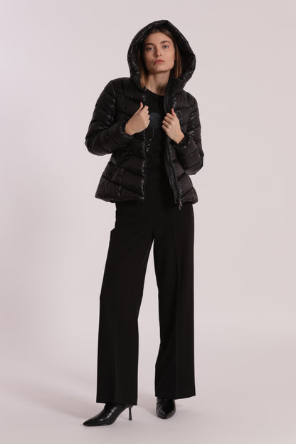 PIUMINO CORTO CON MOTIVO A V