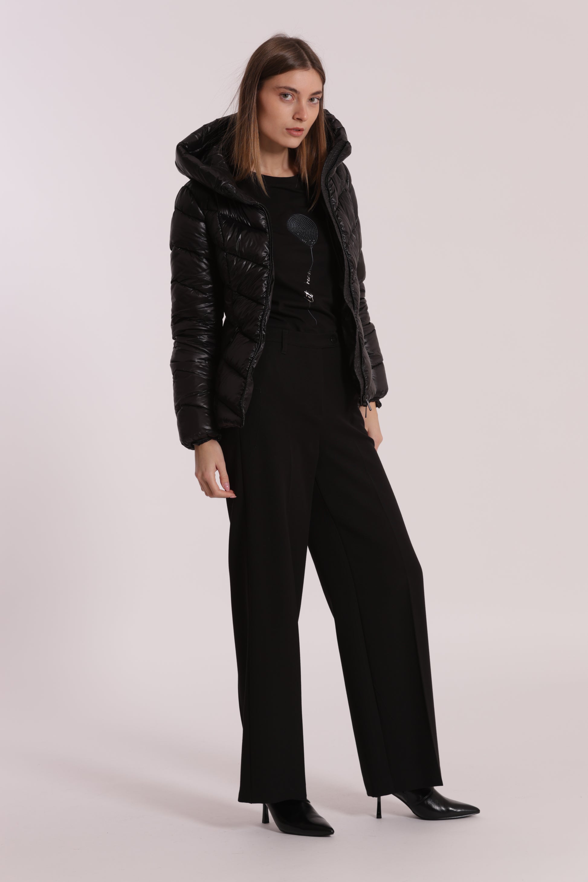 PIUMINO CORTO CON MOTIVO A V