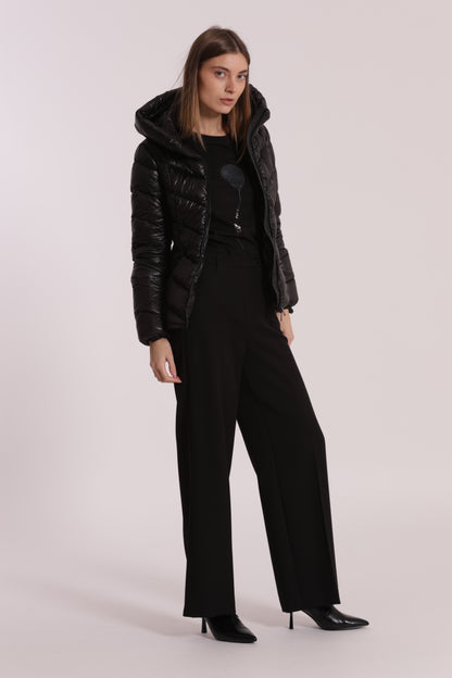 PIUMINO CORTO CON MOTIVO A V