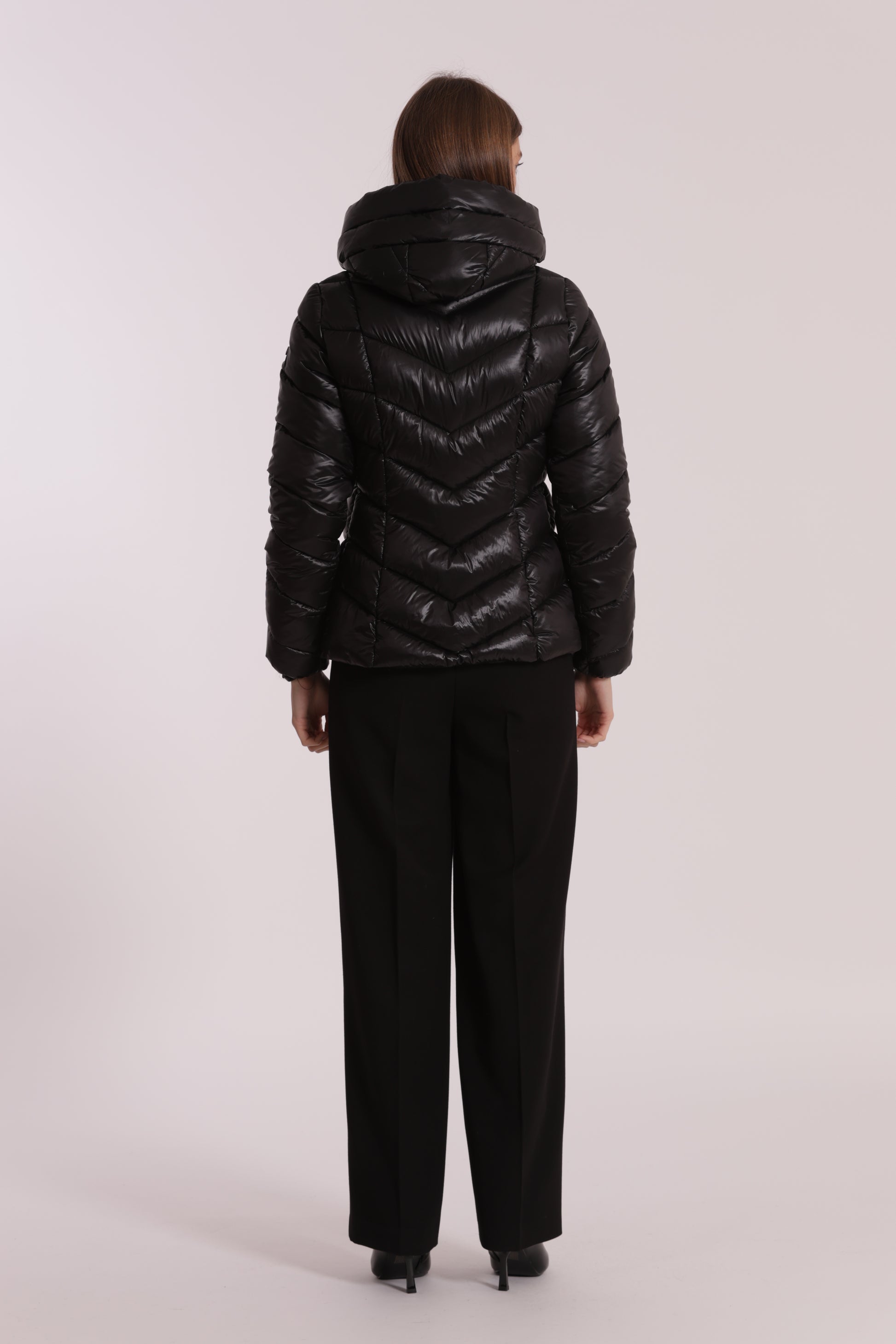 PIUMINO CORTO CON MOTIVO A V